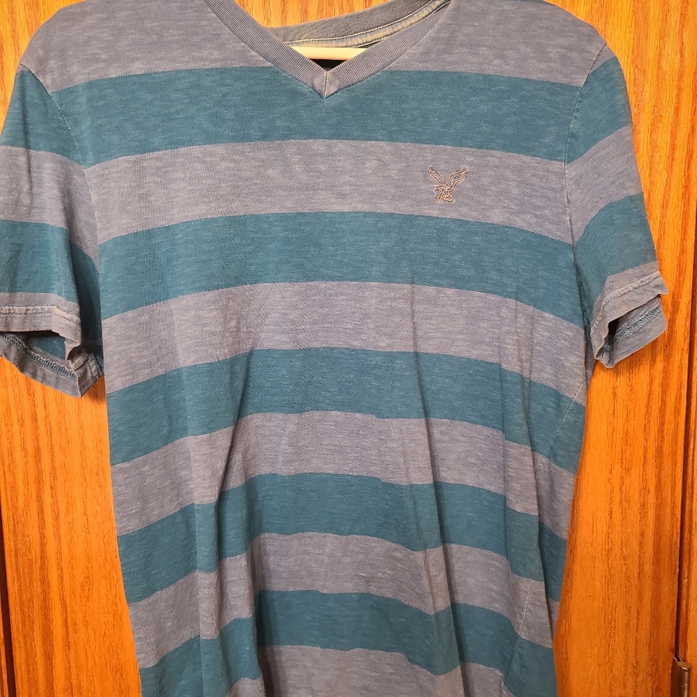 American Eagle v-neck medium